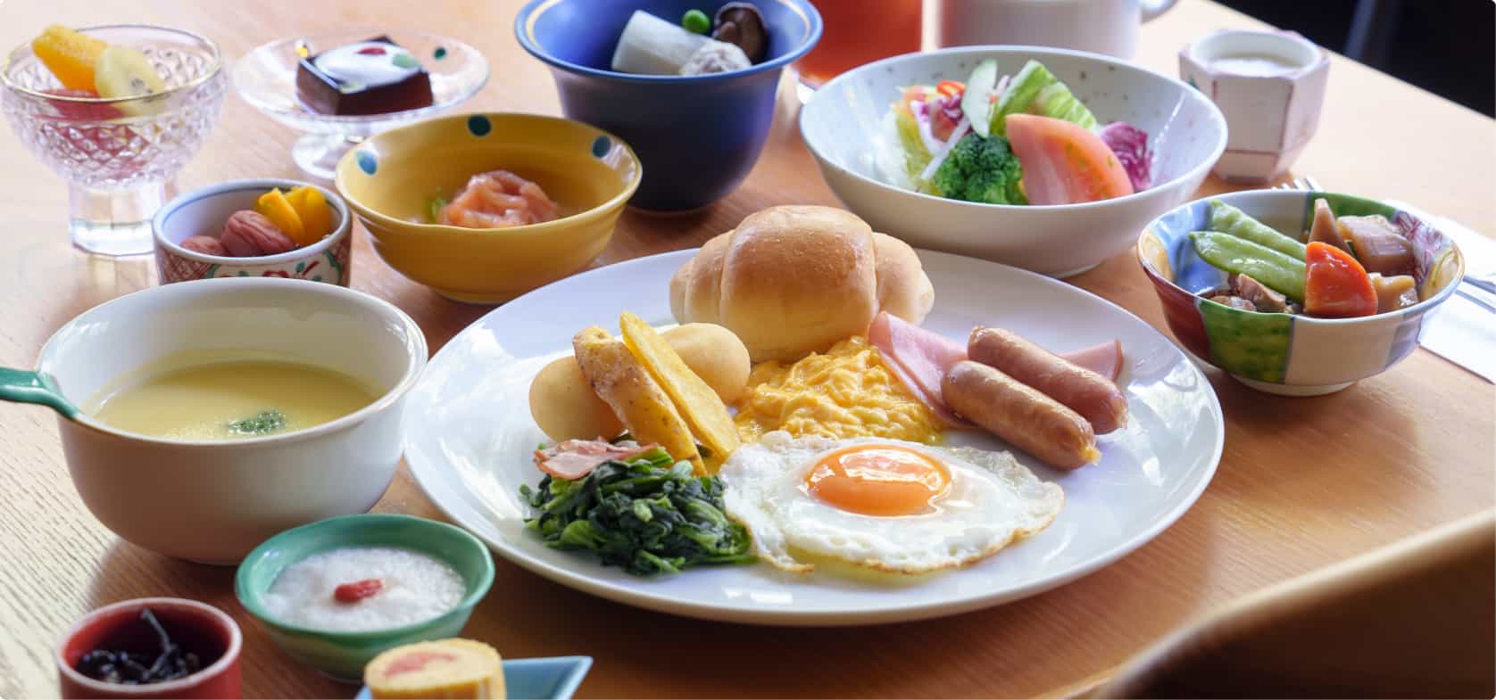 朝食バイキングの盛り付けの一例。